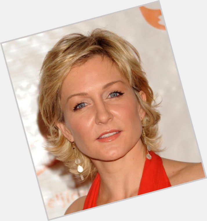 Amy Carlson Hairstyle 10