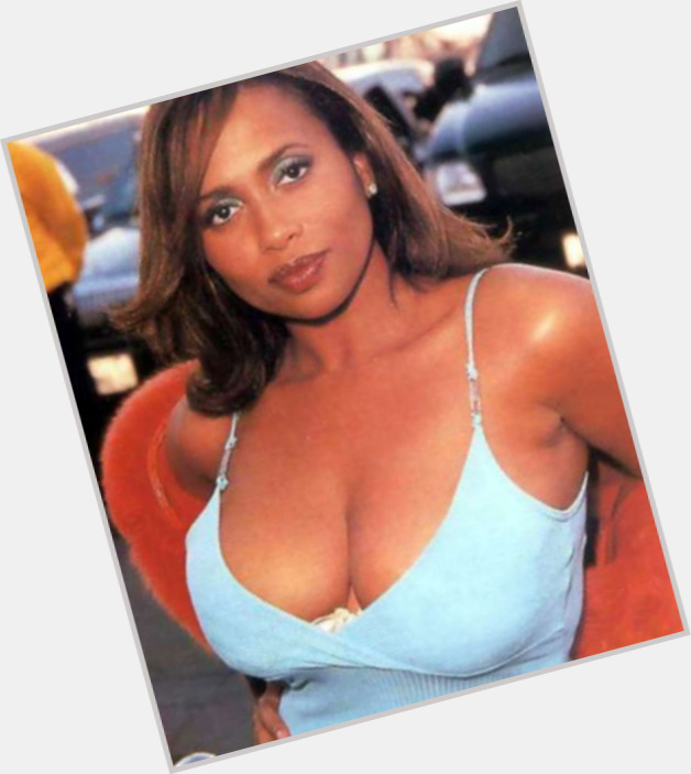 Lisa Nicole Carson birthday 2015