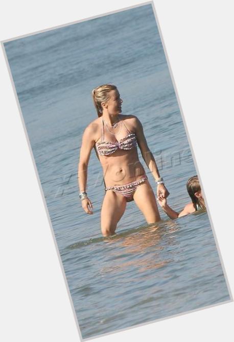 Необыкновенно красивая Теа Леони в купальниках подарит вам чувство полного счастья, гарантирующее абсолютное расслабление и наслаждение прекрасными моментами на пляже.